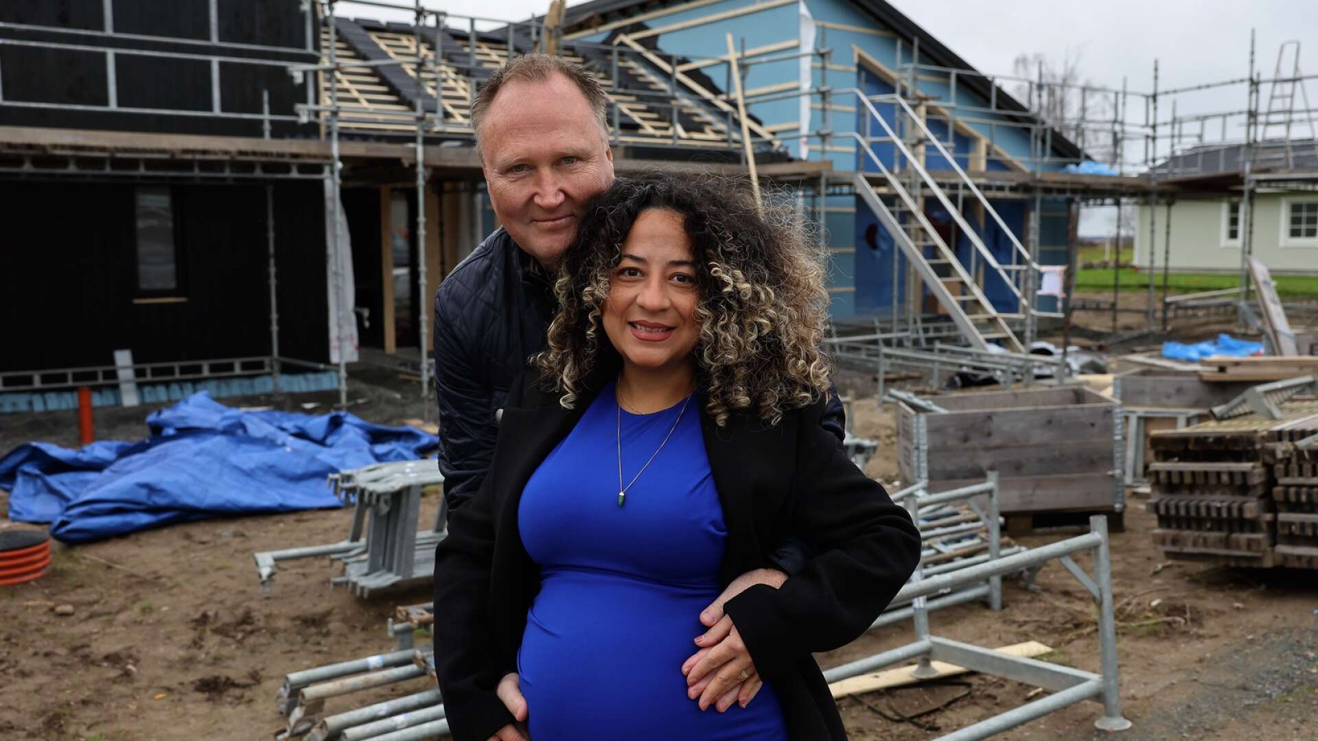 Roger och Fabiola Owebratt väntar barn och bygger hus i Mellby. De är 58, respektive 42 år gamla. För NLT berättar de om sin resa mot att få ett barn och om känslor kring att bli föräldrar senare i livet. 
