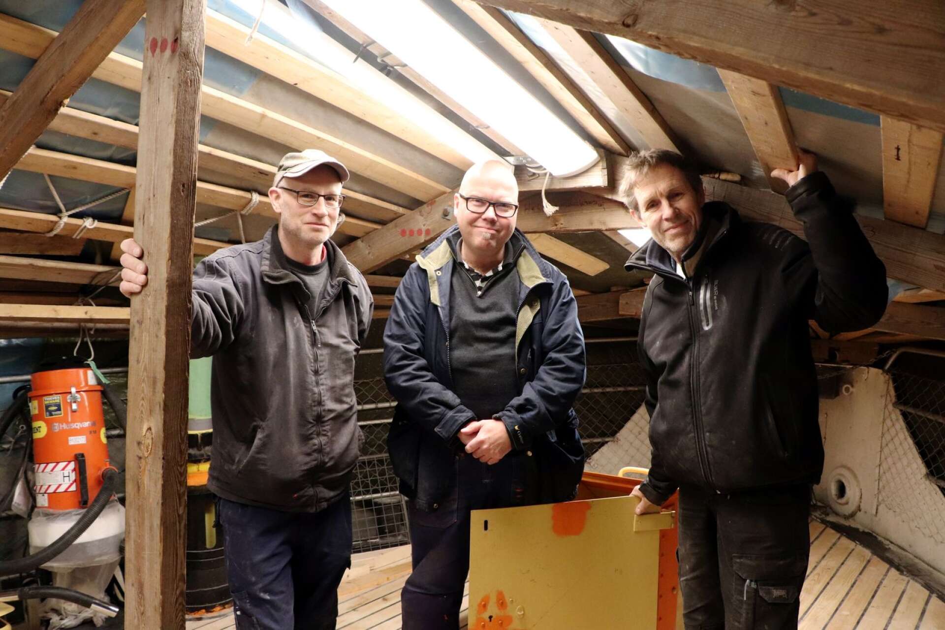 Daniel Harrysson, Seved Gericke och Rolf Birgerson har lagt ner flertalet timmar på fördäcket, vilket har gett dem många nya kunskaper.