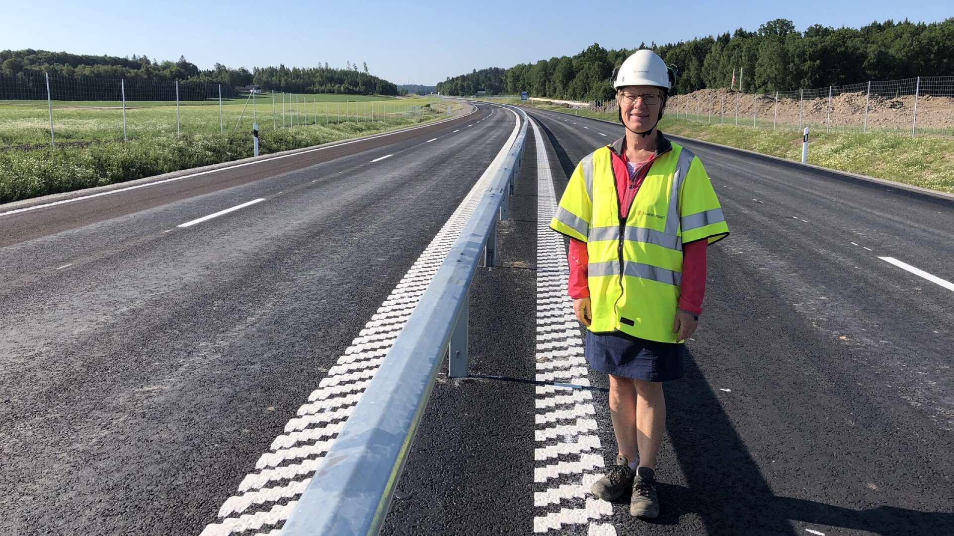 Marita Karlsson, projektledare Trafikverket, vid den nya E20-sträckan mellan Vårgårda och Ribbingsberg som öppnas för trafik den 4 juli.