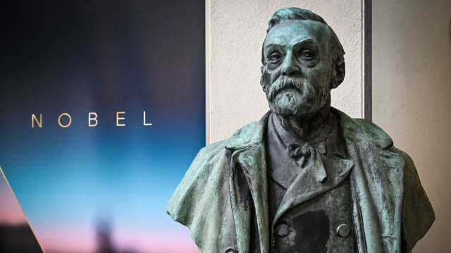 Staty av Alfred Nobel på Karolinska Institutet i Stockholm. Arkivbild.