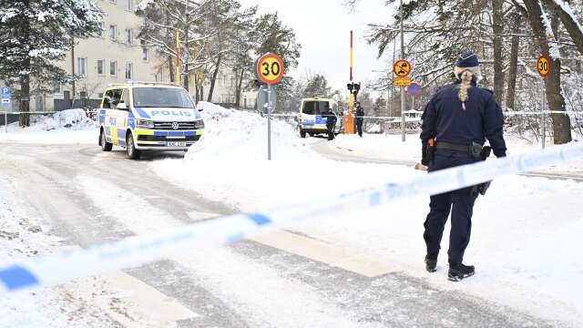 En person har skjutits i Hägersten i södra Stockholm. Nu är två ungdomar från Karlskoga häktade som misstänkta för dådet.