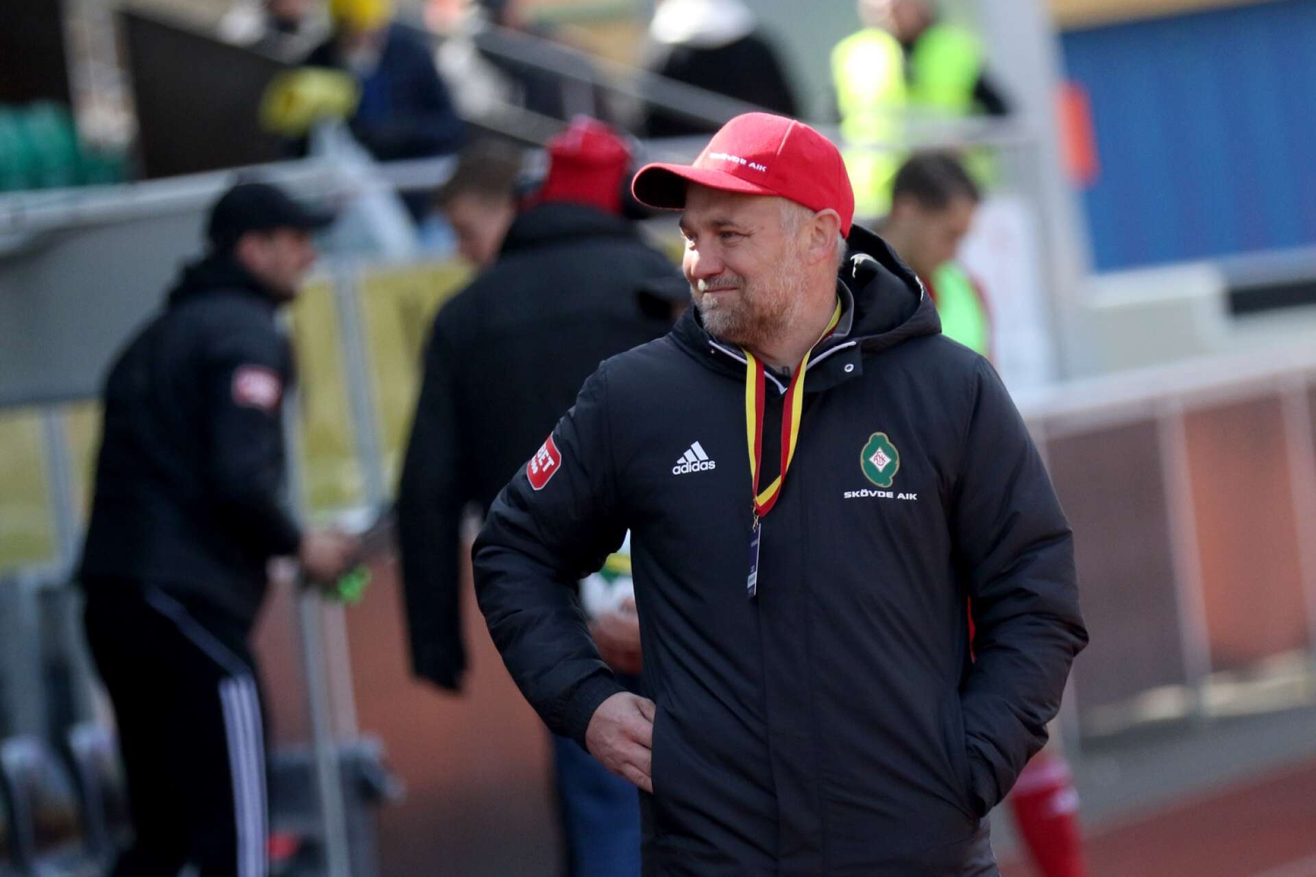 Skövde AIK:s sportchef Per Åstemo vill ha in en defensiv mittfältare i truppen.