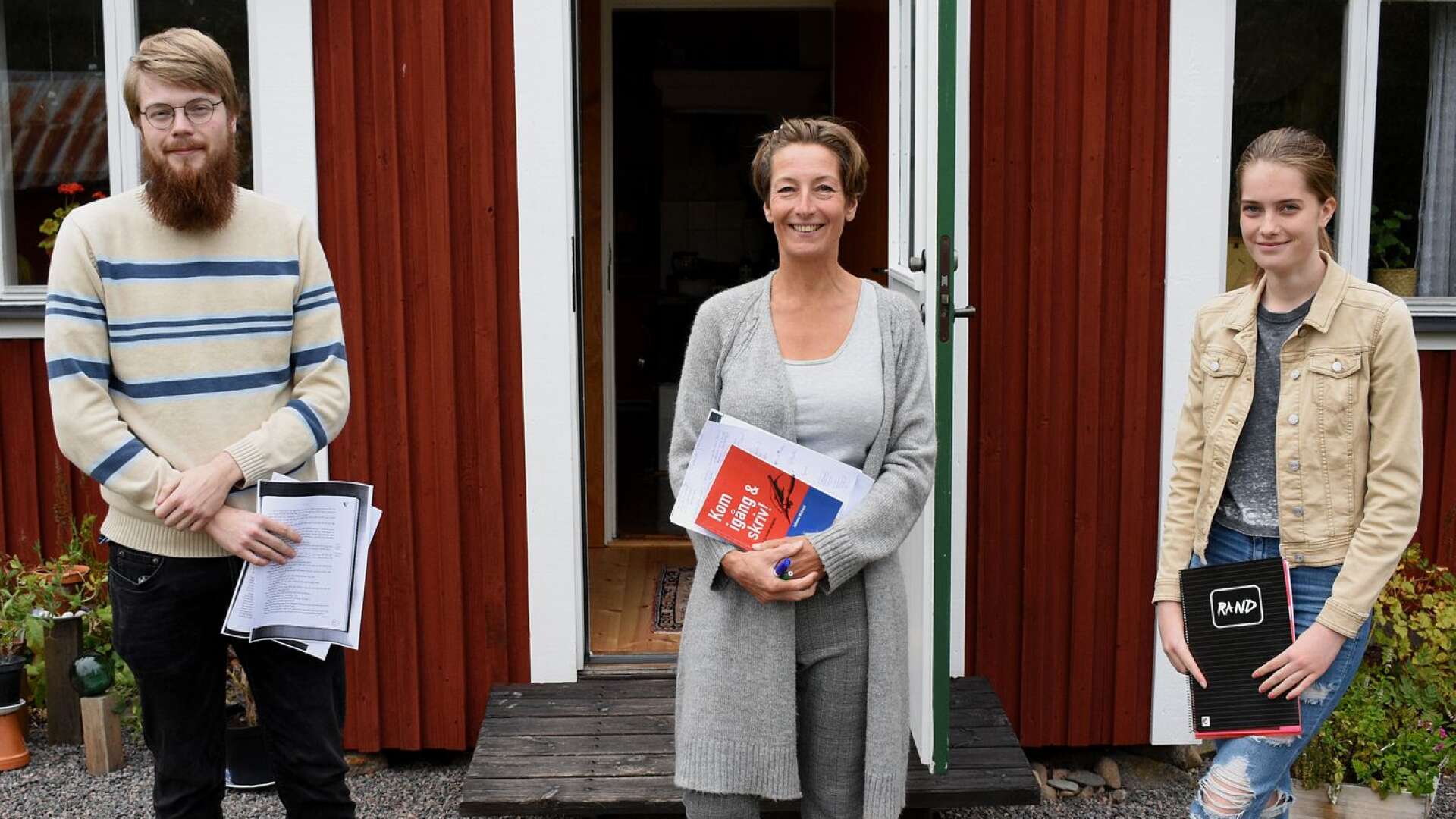 Susanne Nyman (i mitten) har varje söndag i september en skrivarkurs hemma hos sig. På bilden syns även David Bjälvegård och Thyra Lundström, två av åtta deltagare.