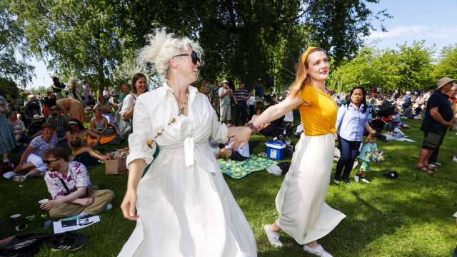 Från vänster: Signe Tollefsen och Helena Wannstedt från kören Selmas systrar övar på swingdans.