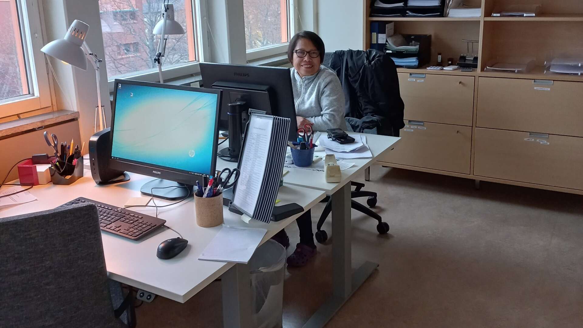 Gilda Lieberg som jobbar inom hemtjänsten i Arvika sitter och dokumenterar vid ett skrivbord som köpts in begagnat.