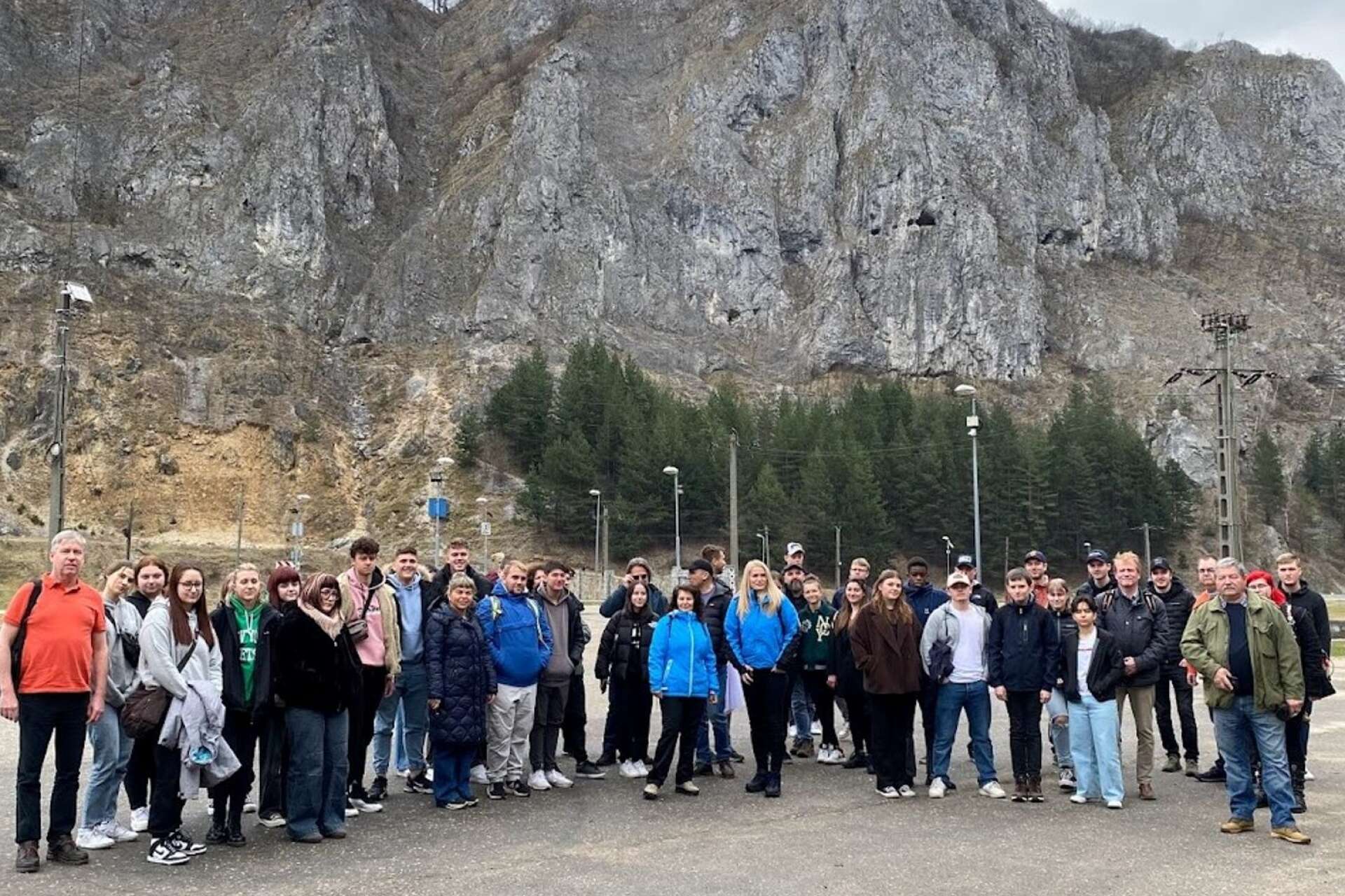 Alla som deltar i EU-mötet samlade innan besöket i en grotta.