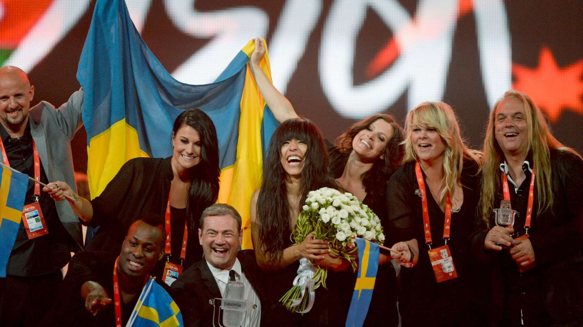 Här vinner Loreen Eurovision i Baku 2012. Thomas G:son håller tryggt i statyetten till höger.