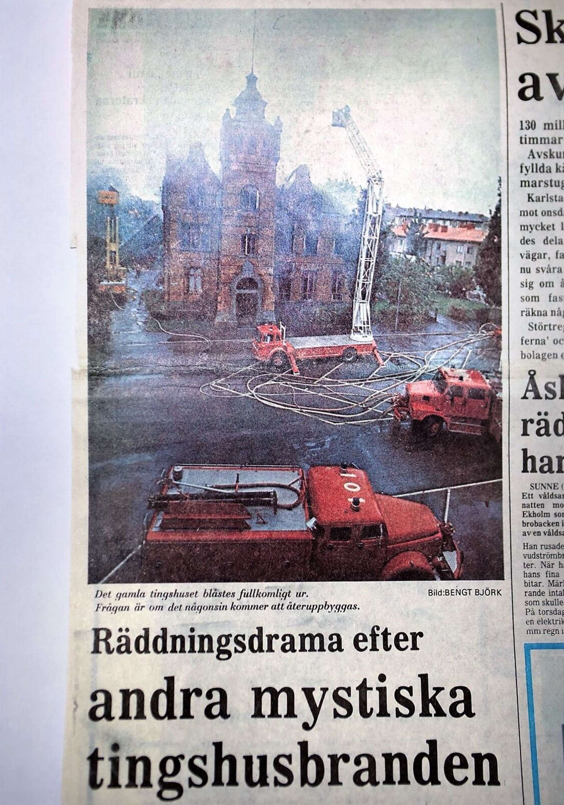 Det här är förstasidan i NWT fredagen den 5 augusti 1977. På bilden ser man räddningsinsatsen efter den andra branden i tingshuset på morgonen den 4 augusti då lagman Rutger Nyman och hans fru Ingrid fick räddas ut från sin våning.