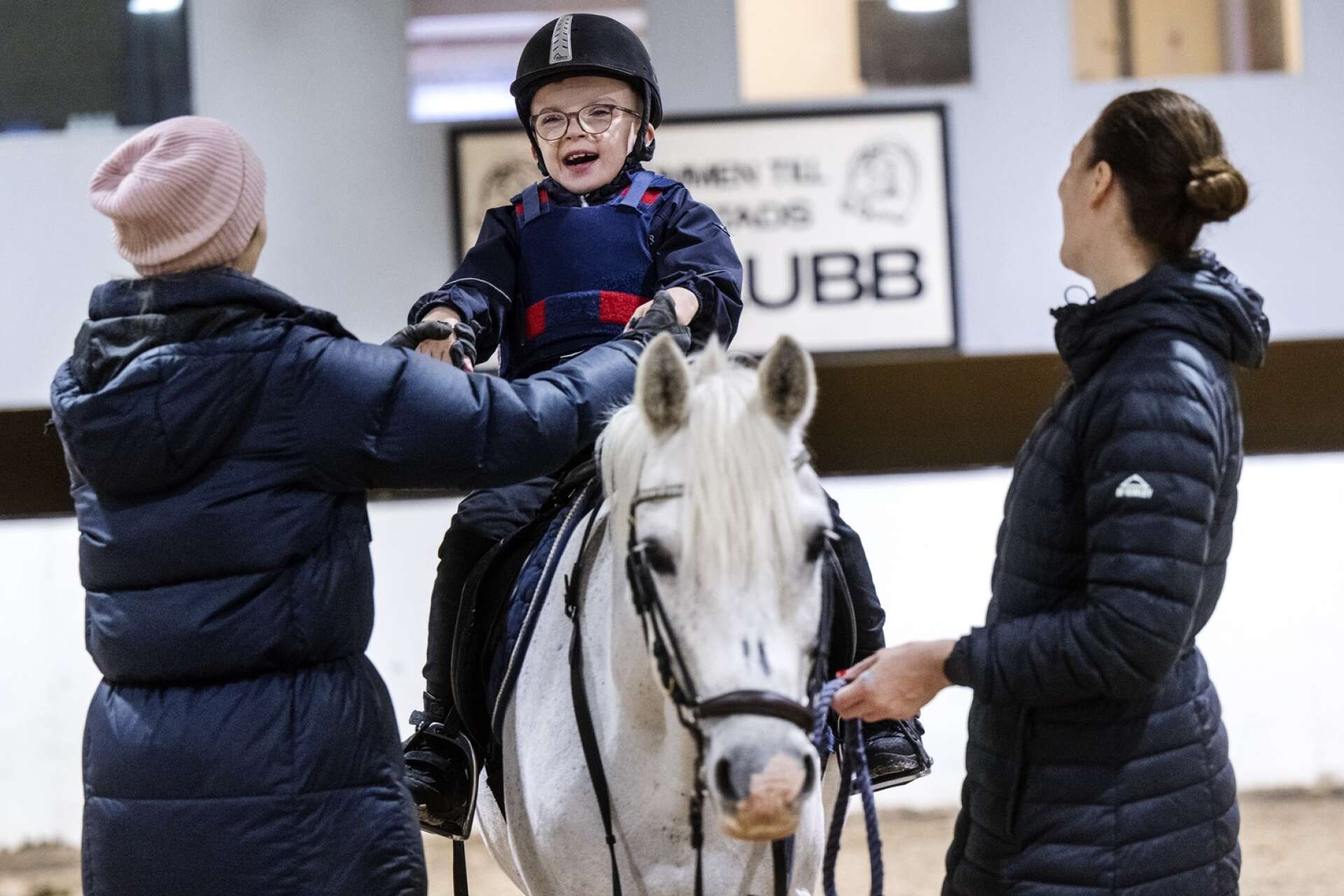 Axel Stefansson, 10 år, hästen Tiramisu och mamma Sophia Hedmark.