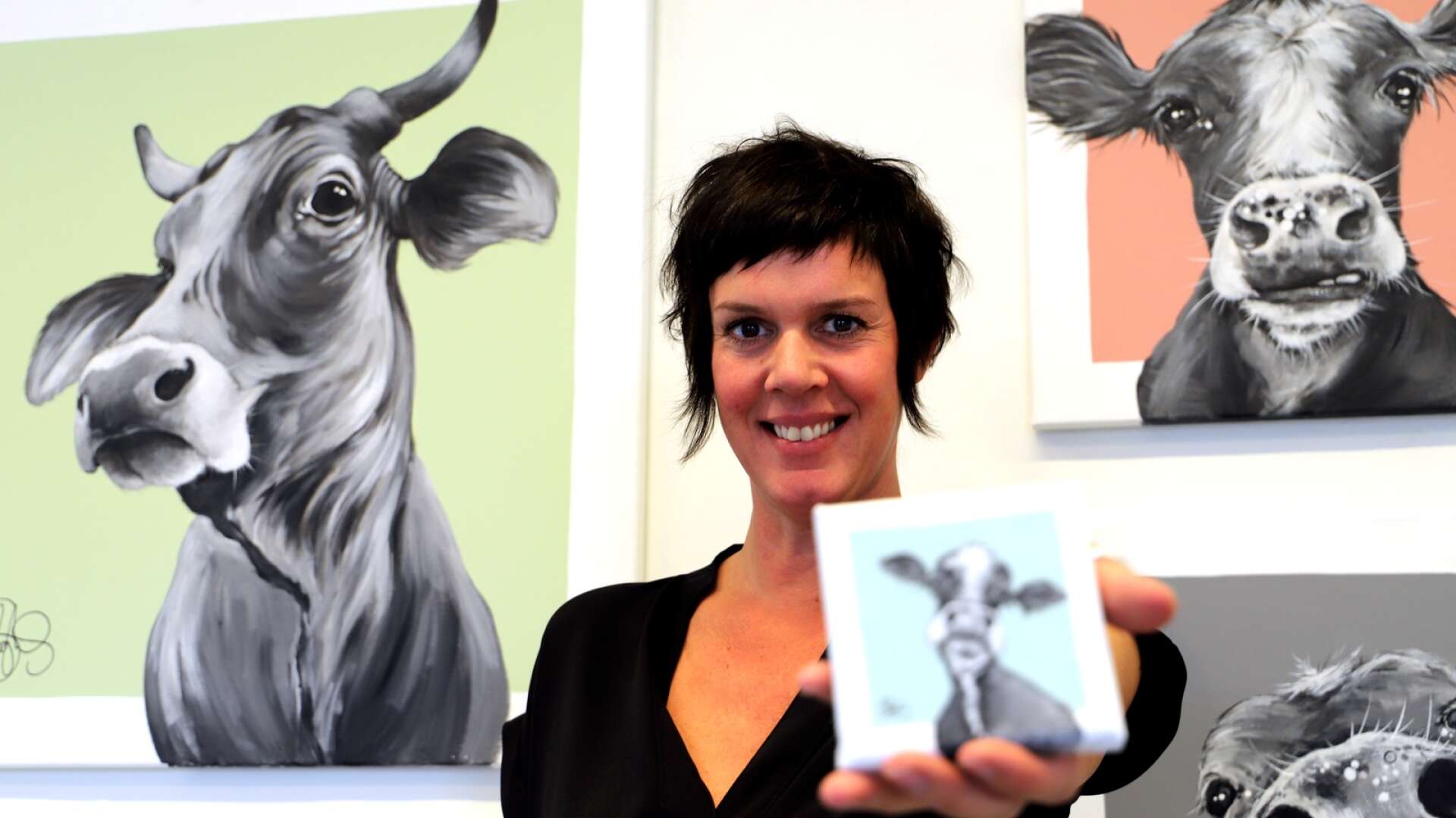 Matilda Skoglund från Stockholm har specialiserat sig på att måla kor. Nu ställer hon ut en hel flock av kossor, kvigor och kalvar hos Galleri Ekdahl. Utställningen pågår 24 september till 9 oktober.
