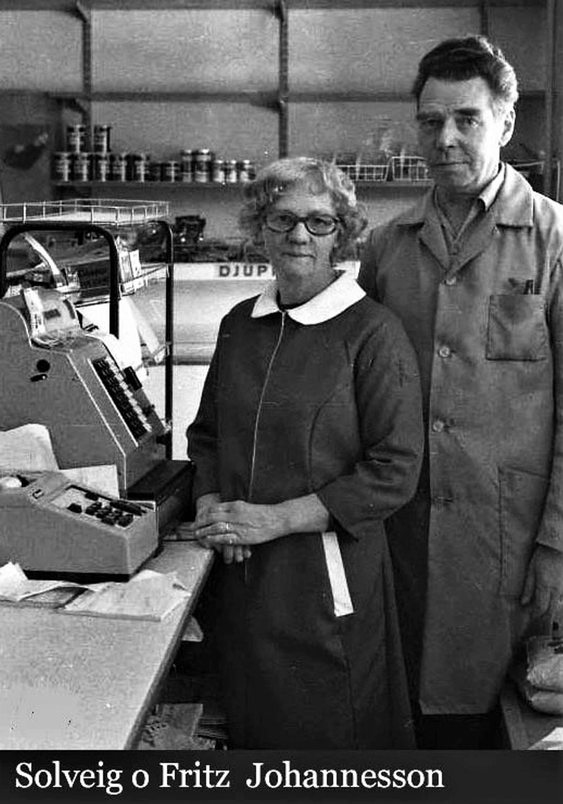 Lanthandlarparet Solveig och Fritz Johannesson vid kassaapparaten i affären.