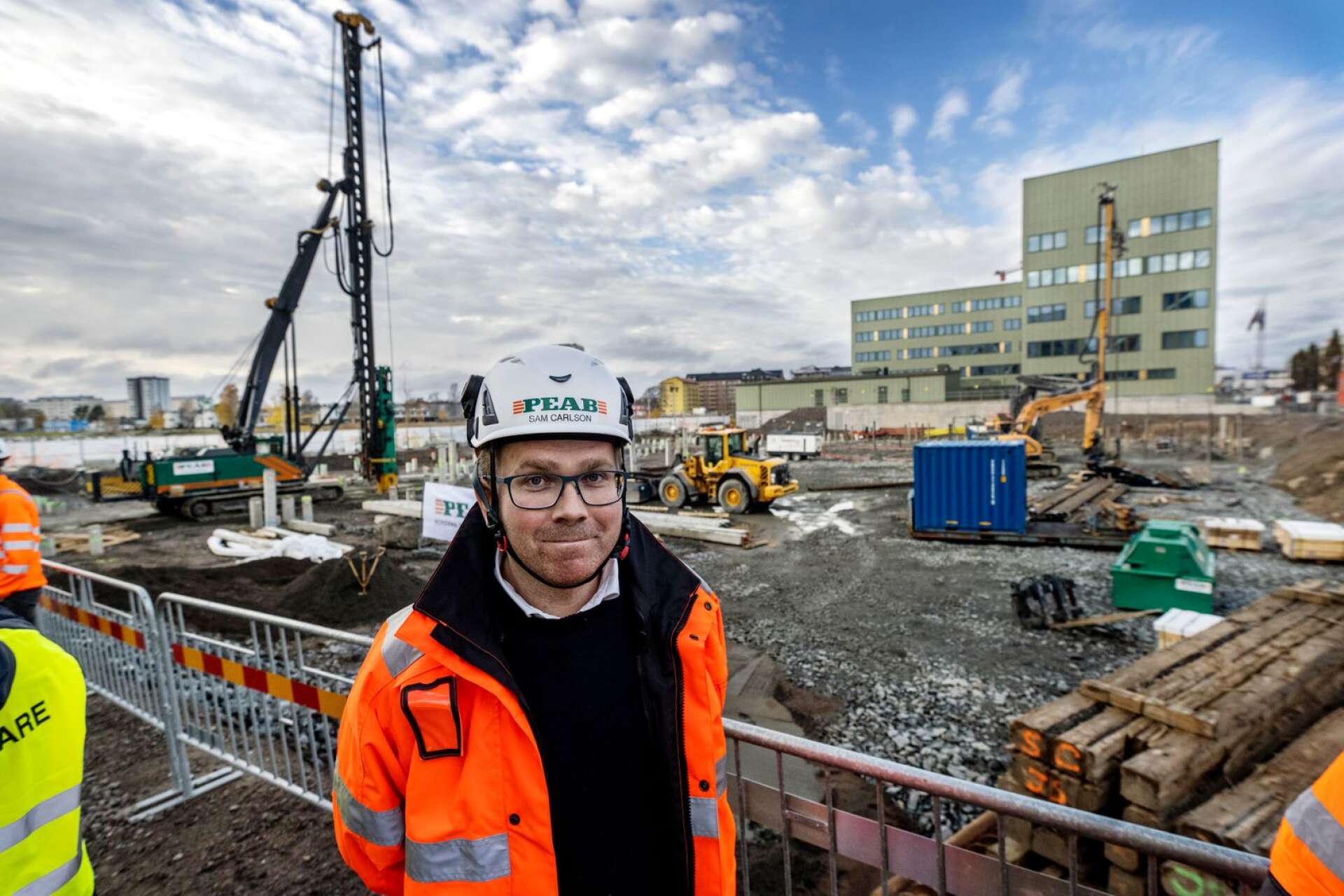 Sam Carlson, arbetschef på Peab, står framför projektet med 133 bostadsrätter längs Tullholmsviken. Nu vill bolaget även satsa på hyresrätter i området.