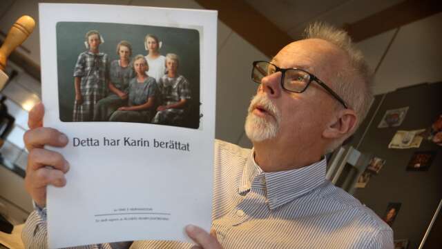 Författaren och journalisten Owe E Hermansson håller upp ett exemplar av boken ”Detta har Karin berättat”. Arkivbild.