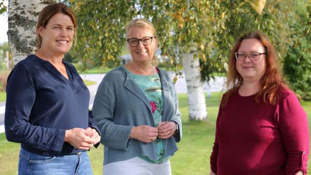 Den engagerade Eggbybon Kristina Tell, kommunalråd Gunilla Druve Jansson och Marie-Christine Persson som är ordförande Eggby-Istrum-Öglunda Hembygdsförening.