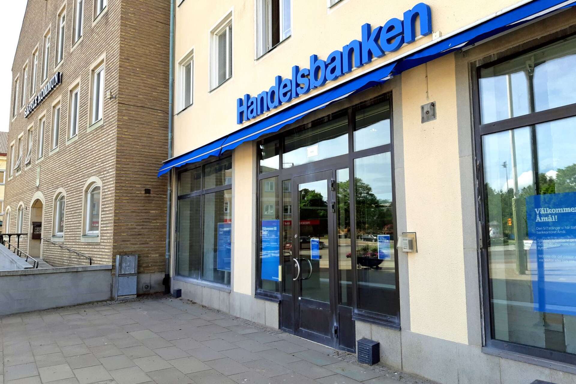 Måndag 5 juli stängdes Handelsbankens kontor i Säffle. Senare under veckan försvann namnet Handelsbanken från väggen för första gången på 70 år. 