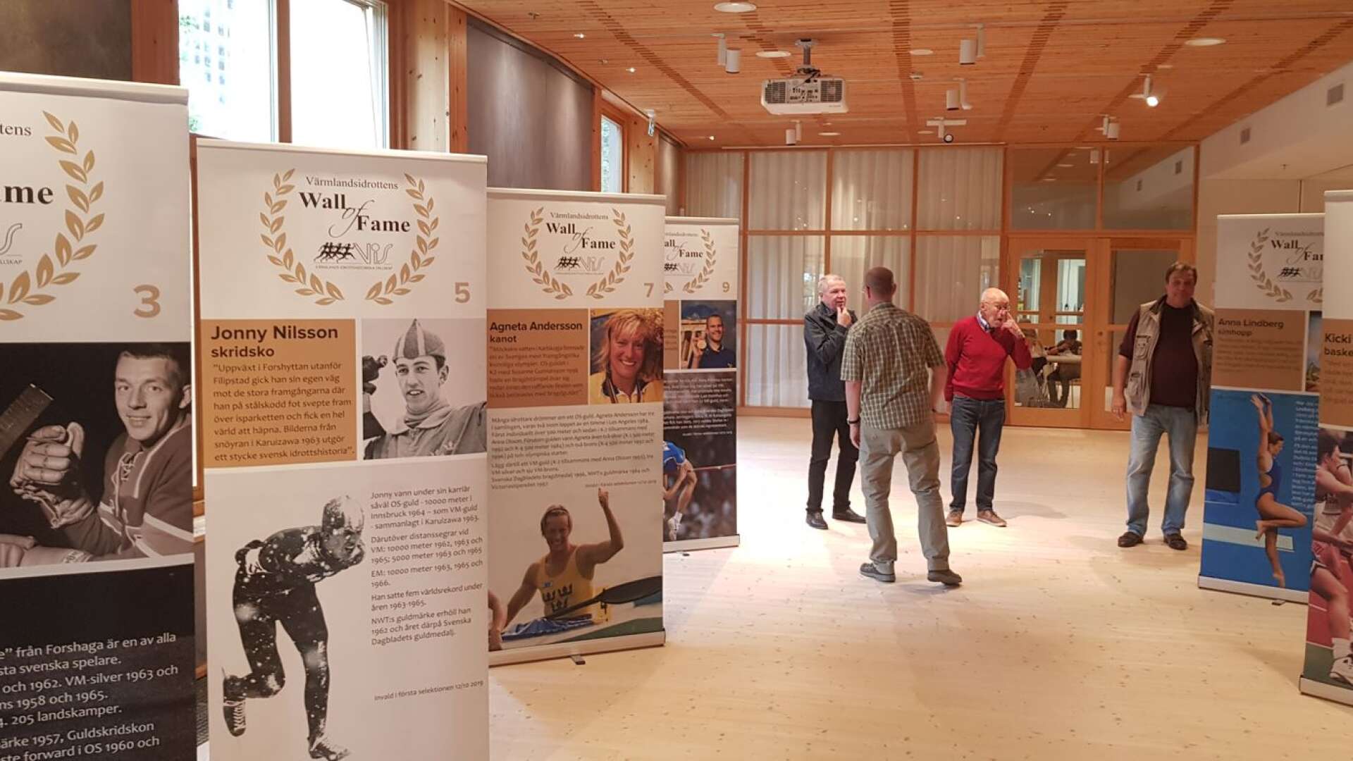 Bilden visar delar utställningen Värmlandsidrottens Wall of Fame.