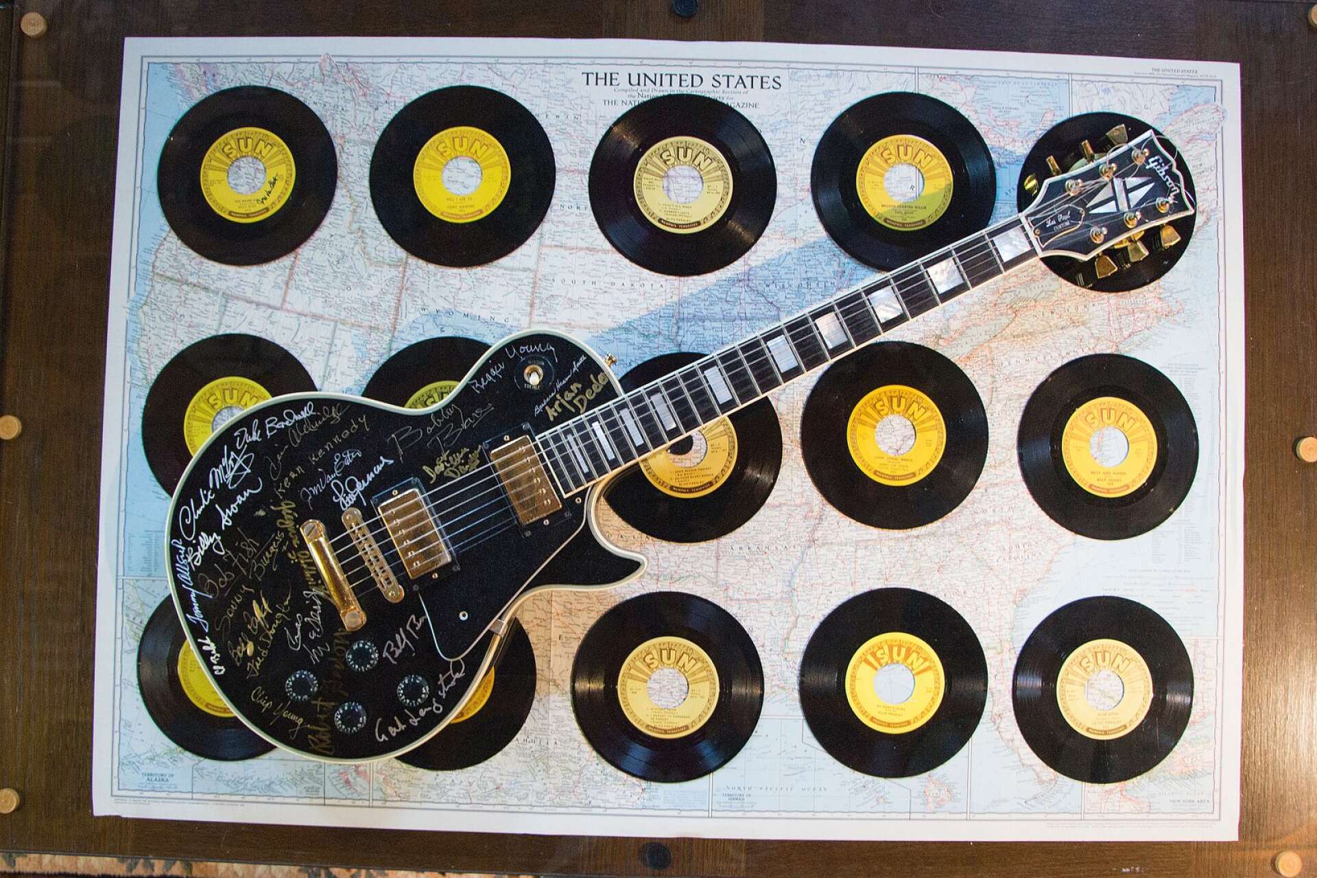 Åkes Gibson Les Paul är signerad av en mängd prominenta Memphismusiker. 