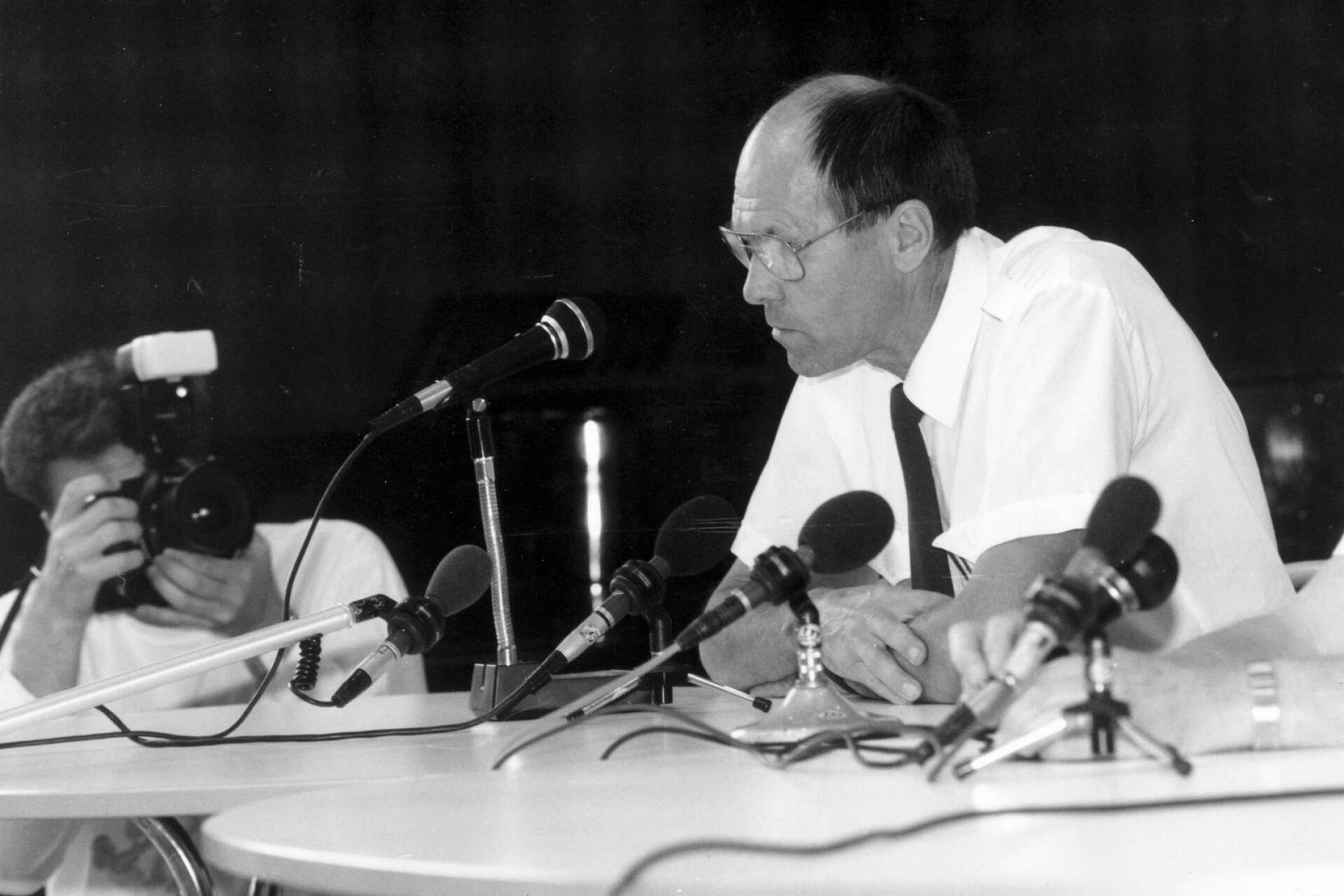 Förre kriminalkommissarien Karl-Erik Kvist ledde de första åren spaningarna efter den försvunna Helena. Försvinnandet uppmärksammades massmedialt och bilden är från en presskonferens i juli 1992.