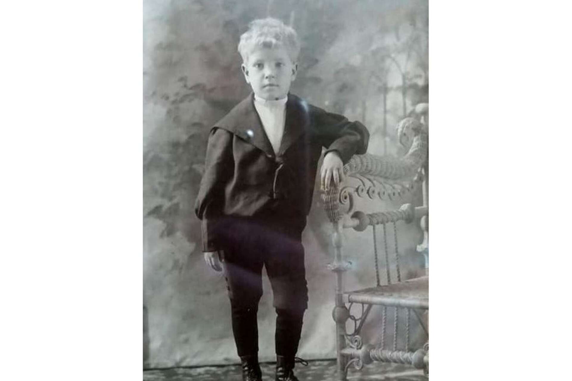 En änglalik Gunnar Nilsson hos fotografen i Chicago i Amerika 1904. Samma år dog hans mor Anna i tbc och Gunnar flyttade tillbaka till Boda med sin far August.