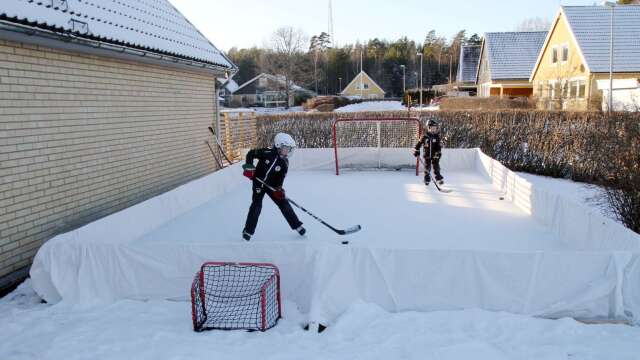 För Vincent och Melker Paaso har ishockeyrinken varit en stor tillgång. Ibland kommer kompisar över till dem och spelar.