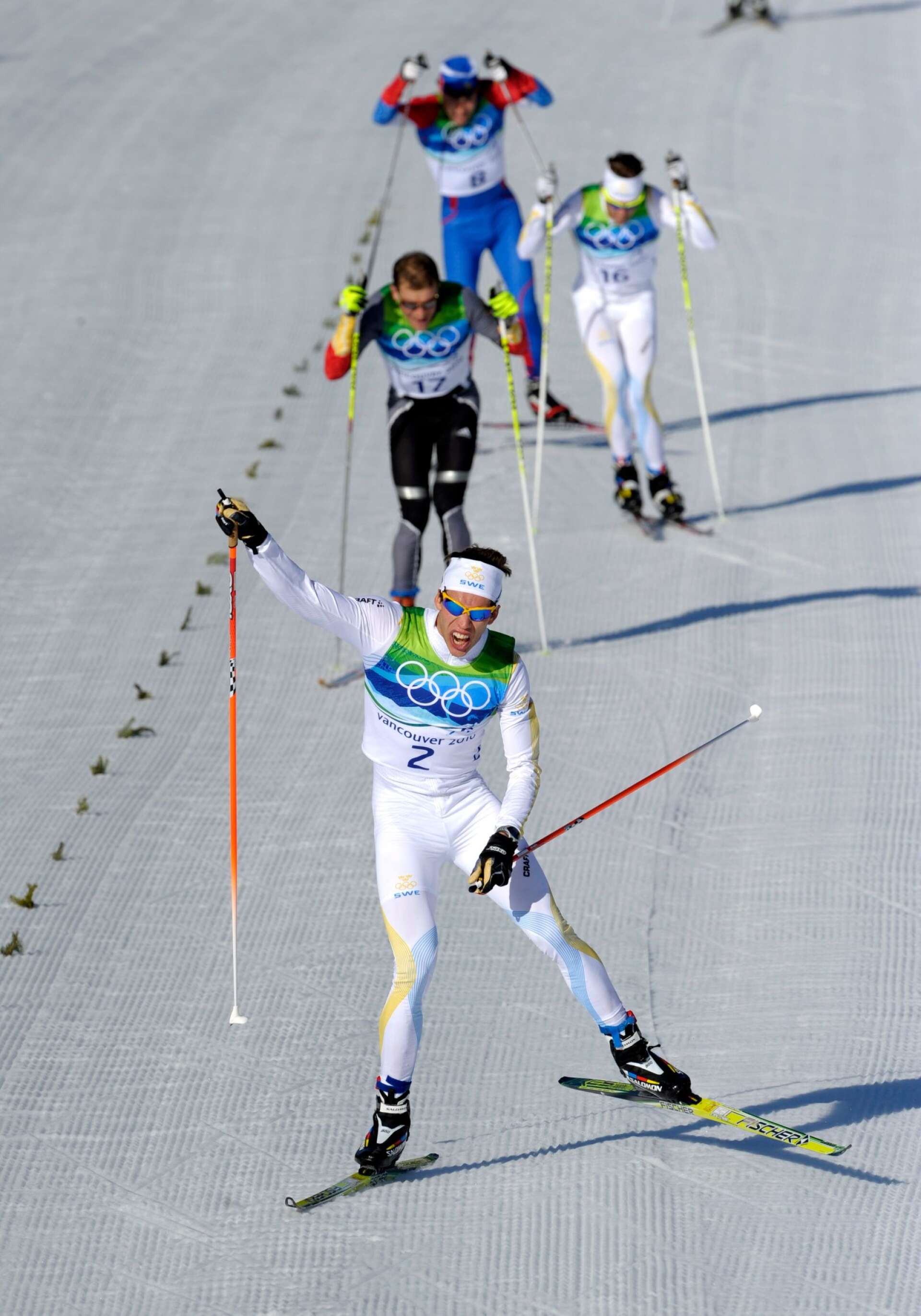 Marcus Hellner skejtar mot OS-guld på herrarnas 30 kilometer skiathlon under spelen i Vancouver 2010. Där bakom kniper också Johan Olsson en bronspeng. Mellan svenskarna slutade tysken Tobias Angerer.