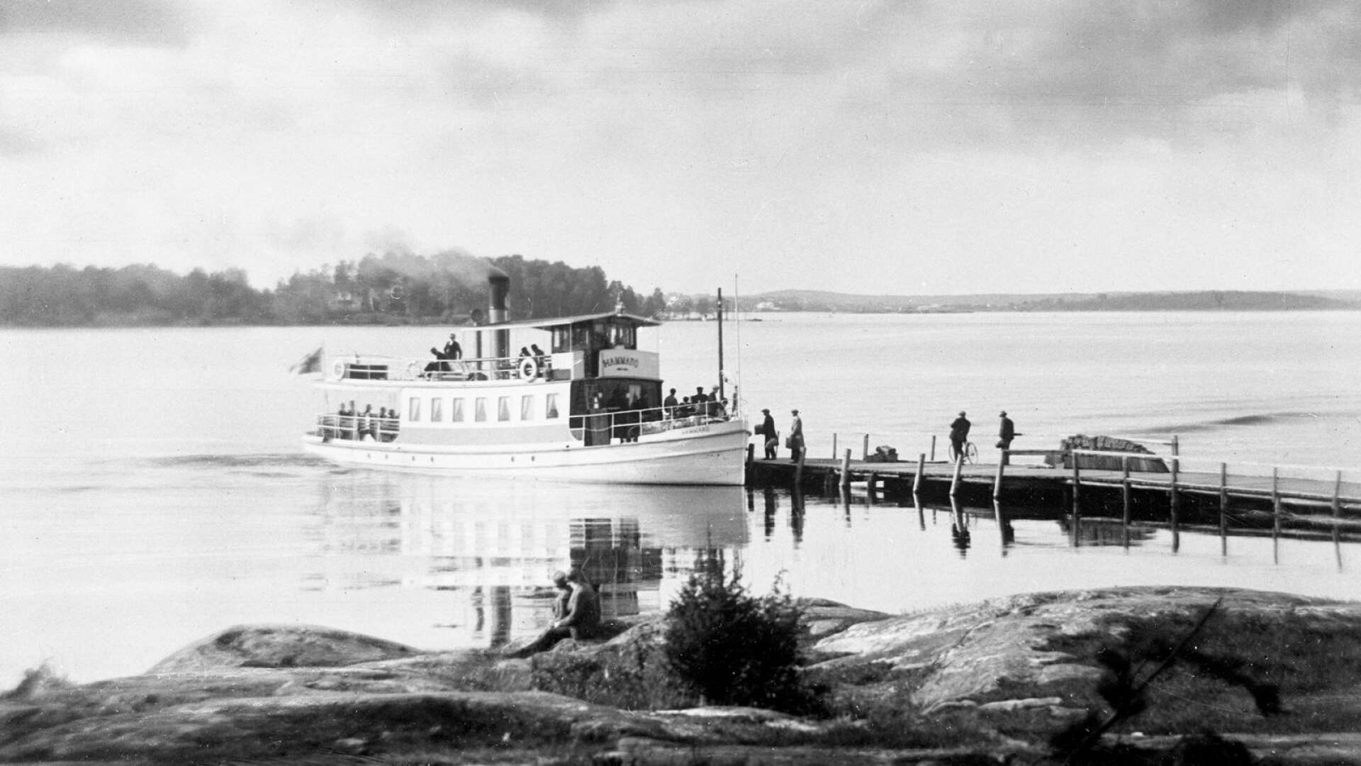 Ångbåten Hammarö lägger till vid Lövnäs brygga efter att ha startat sin resa i Inre hamn i Karlstad. Okänt årtal.