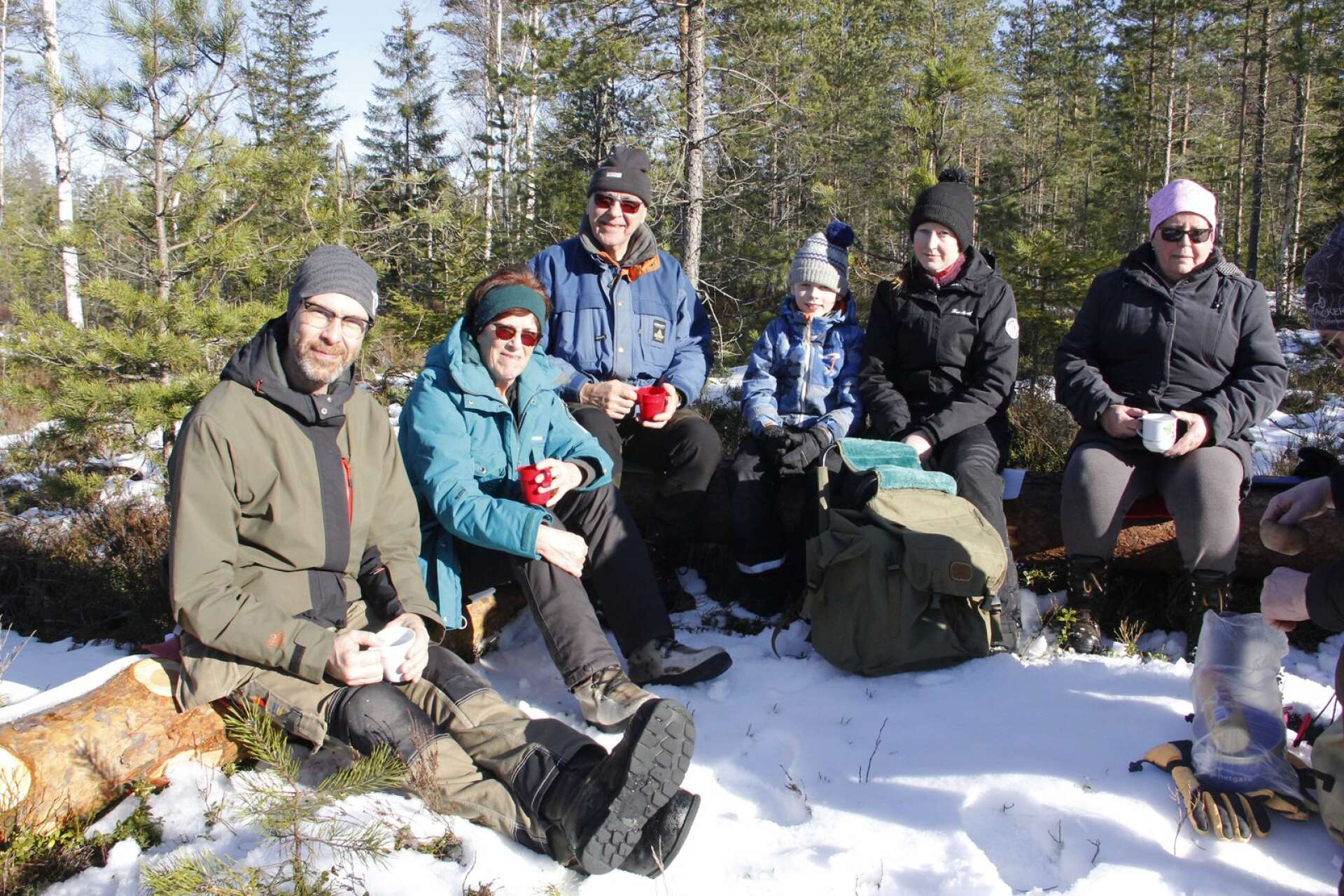 Det blev en härlig vårvinterdag i skogen i Ängebo. Från vänster Daniel Eriksson, Katarina och Gunnar Eriksson, Jack Mattsson, Linnea Moberg och Yvonne Berg.