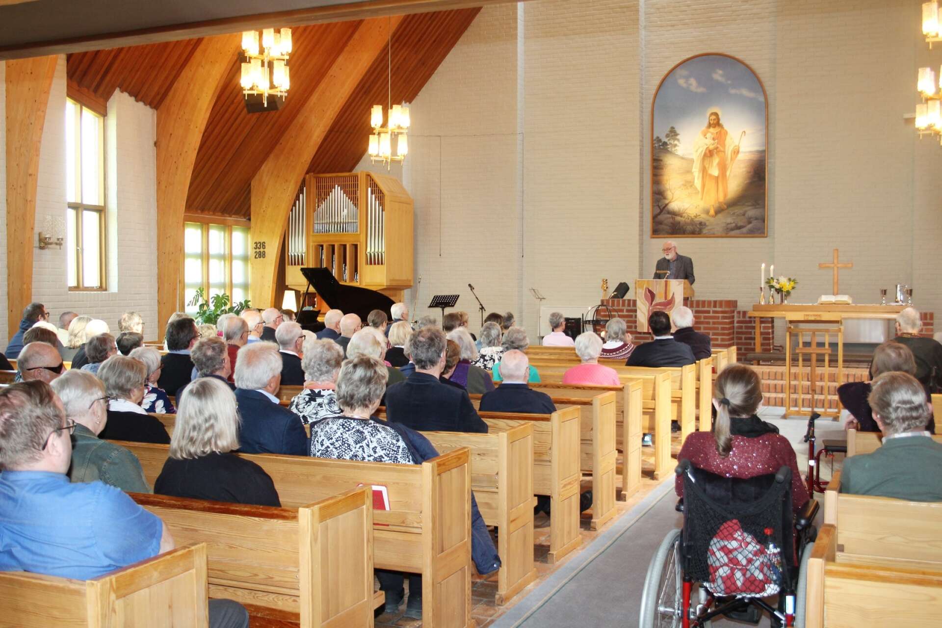 Högtid och avslutande sammankomst i Kungsbergskyrkan när Åmåls missionsförsamling och Baptistkyrkan markerade sin förening till Equmeniakyrkan i Åmål.