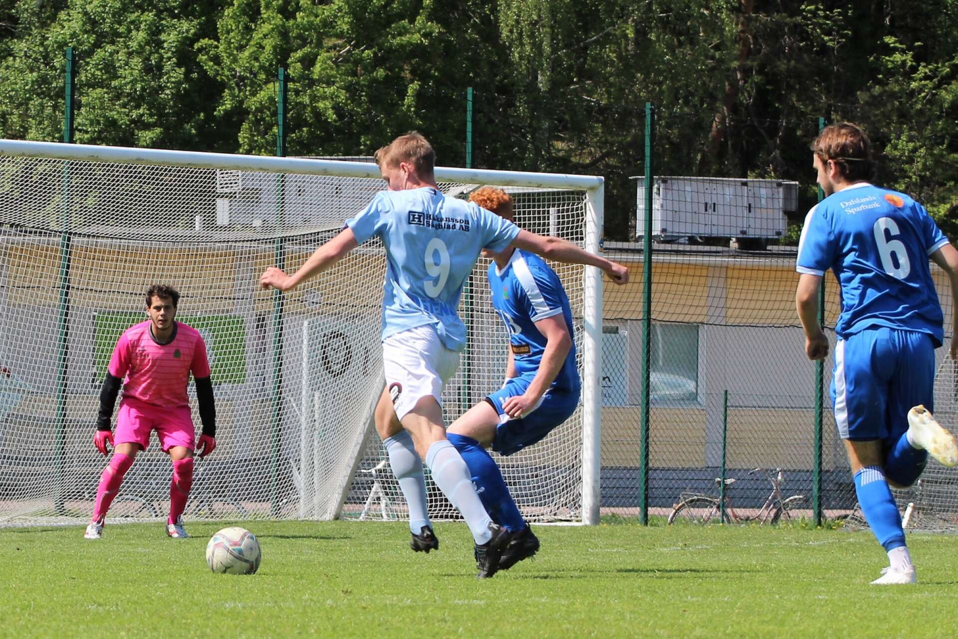 Vikens Emil Eldh kommer på offensiven, men Melker Paulsson får undan bollen.
 
Fotboll på Rösvallen, Åmål
Division 4 Bohuslän–Dalsland
IF Viken – Eds FF 0–2 (0–1)