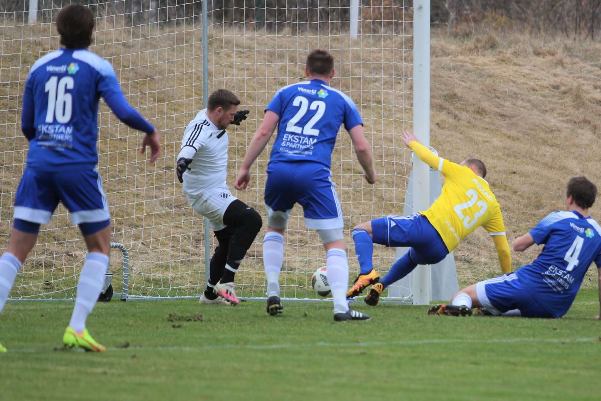 Bollen slogs bort på mållinjen när Jesper Johansson var nära att göra mål. IFK Mariestads målvakt Mikael Almered höll tätt.