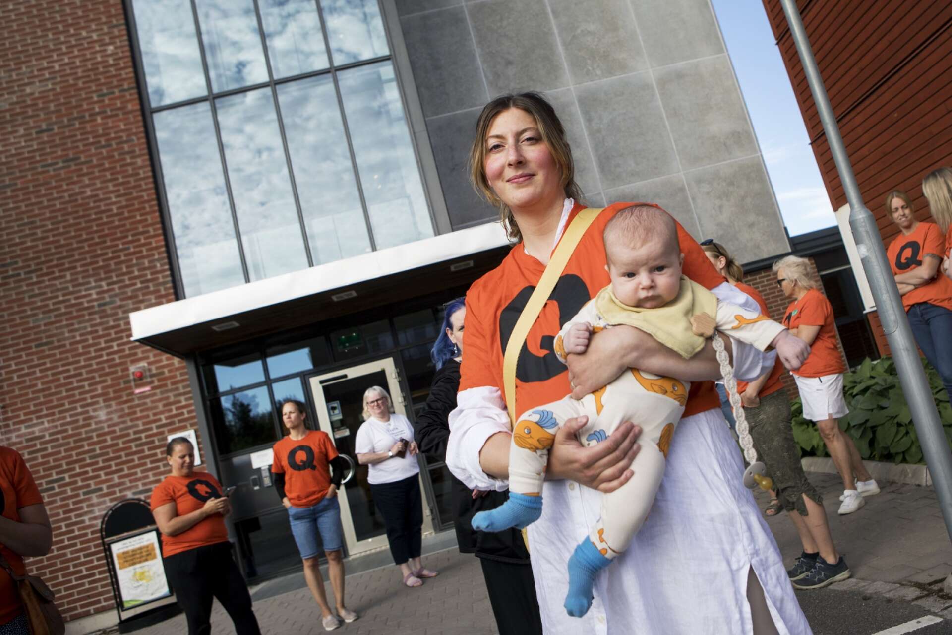 Barnmorskor protesterade utanför avdelning Q, två år efter att förlossningen i Karlskoga stängde ner. Nu kan deras förhoppning besannas.