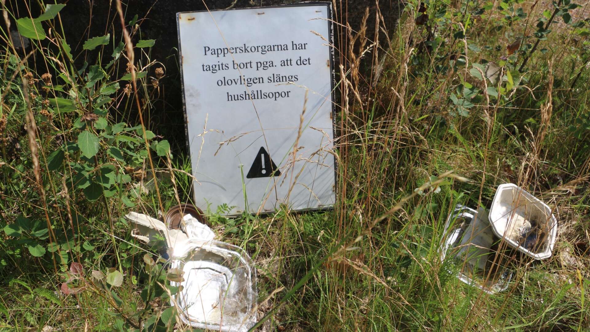 Nedskräpning på rastplatsen utanför Hentorp efter att kommunen tagit bort papperskorg.