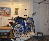 I garaget finns även en moped han mekar med då och då, och en motorcykel han renoverat.