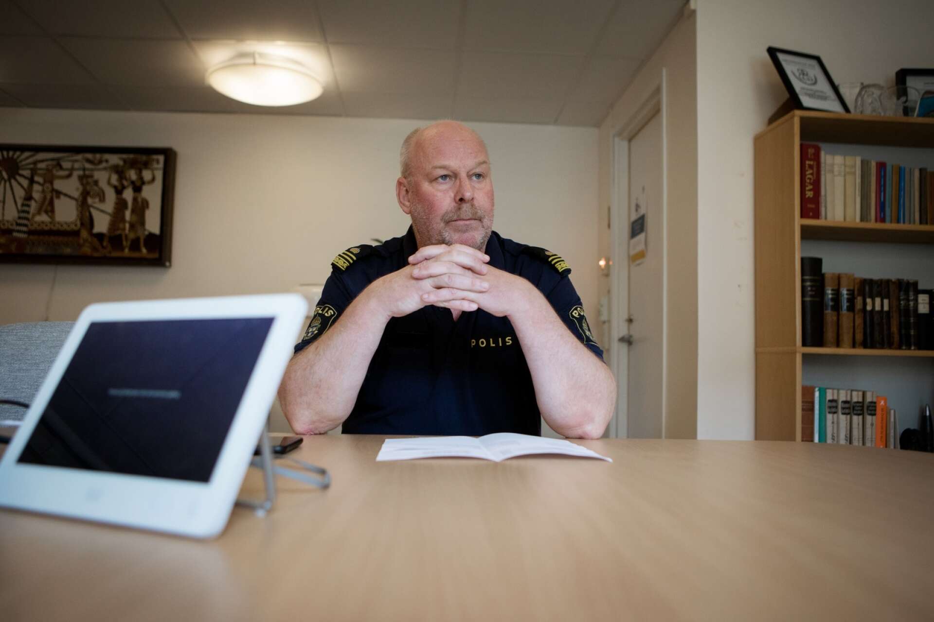 Jan Carlsson, utredningschef på Karlskogapolisen, känner igen namnen på listorna med de mest dömda i Karlskoga och Degerfors.