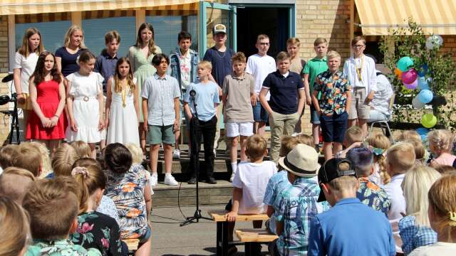 Klass 6, som hade sin sista avslutning på Sventorps skola, sjöng ”Guld och gröna skogar”.