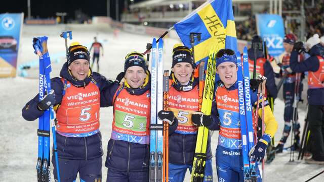 Sveriges Viktor Brandt, Jesper Nelin, Martin Ponsiluoma och Sebastian Samuelsson jublar efter stafettguldet.