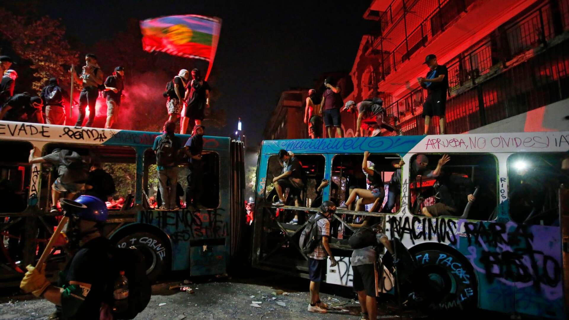De massiva protesterna i Chile utlöstes av höjda priser för buss och tunnelbana. Det visar hur viktigt social fördelning är i klimatarbetet, skriver Anna Lindén och Mattias Goldmann.