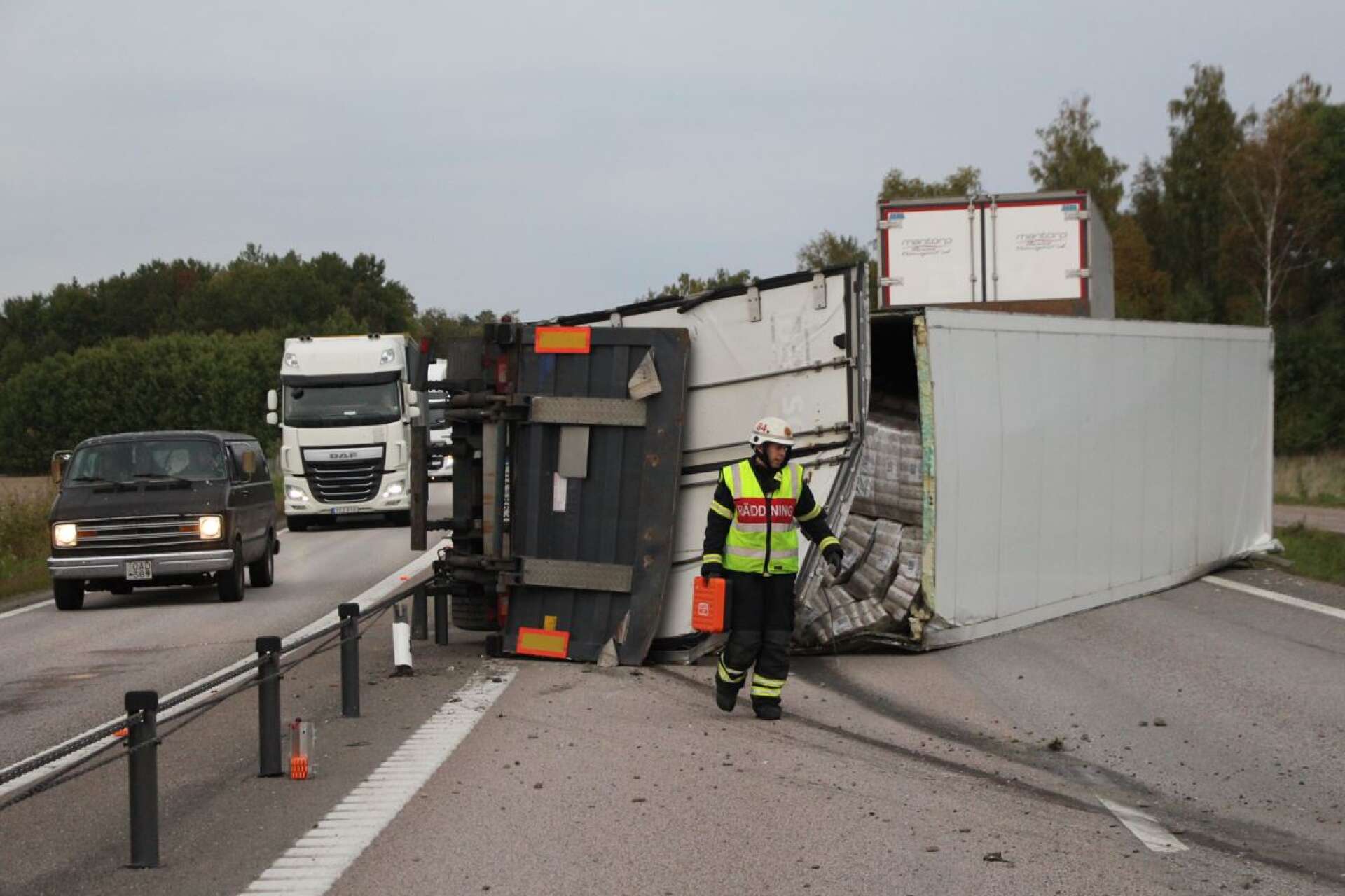 Ett lastbilssläp välte och blockerade hela det norra körfältet på E20 vid Grevby.