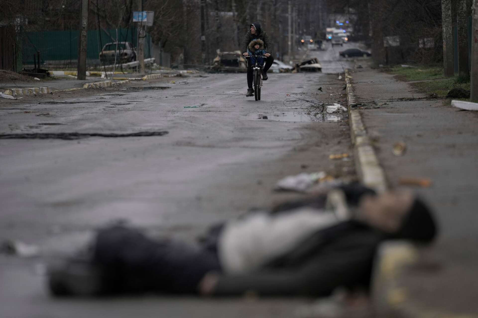 Kroppen på ett offer för rysk trupp på en gata i Butja.