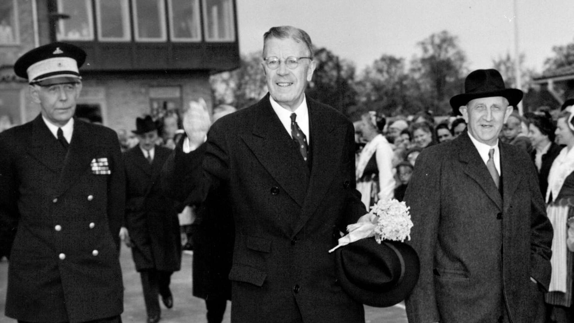 Riksdagsman Martin Skoglund (till höger) under en eriksgata 1953 med kung Gustaf VI Adolf och landshövding Carl Hamilton (till vänster).