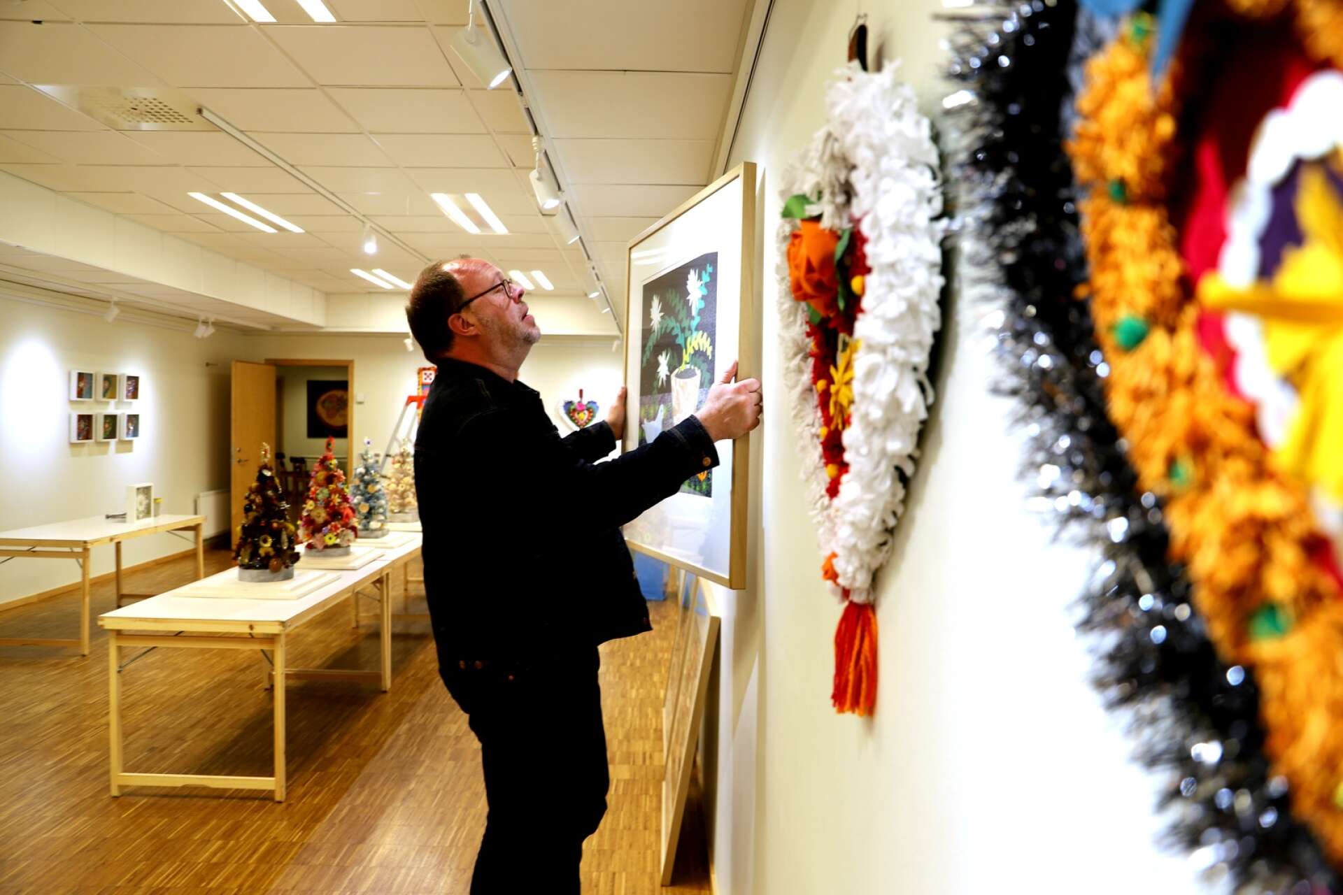 Tor Cederman fyller Galleri Björken med textilkonst, hjärtan, skulpturer och bilder.