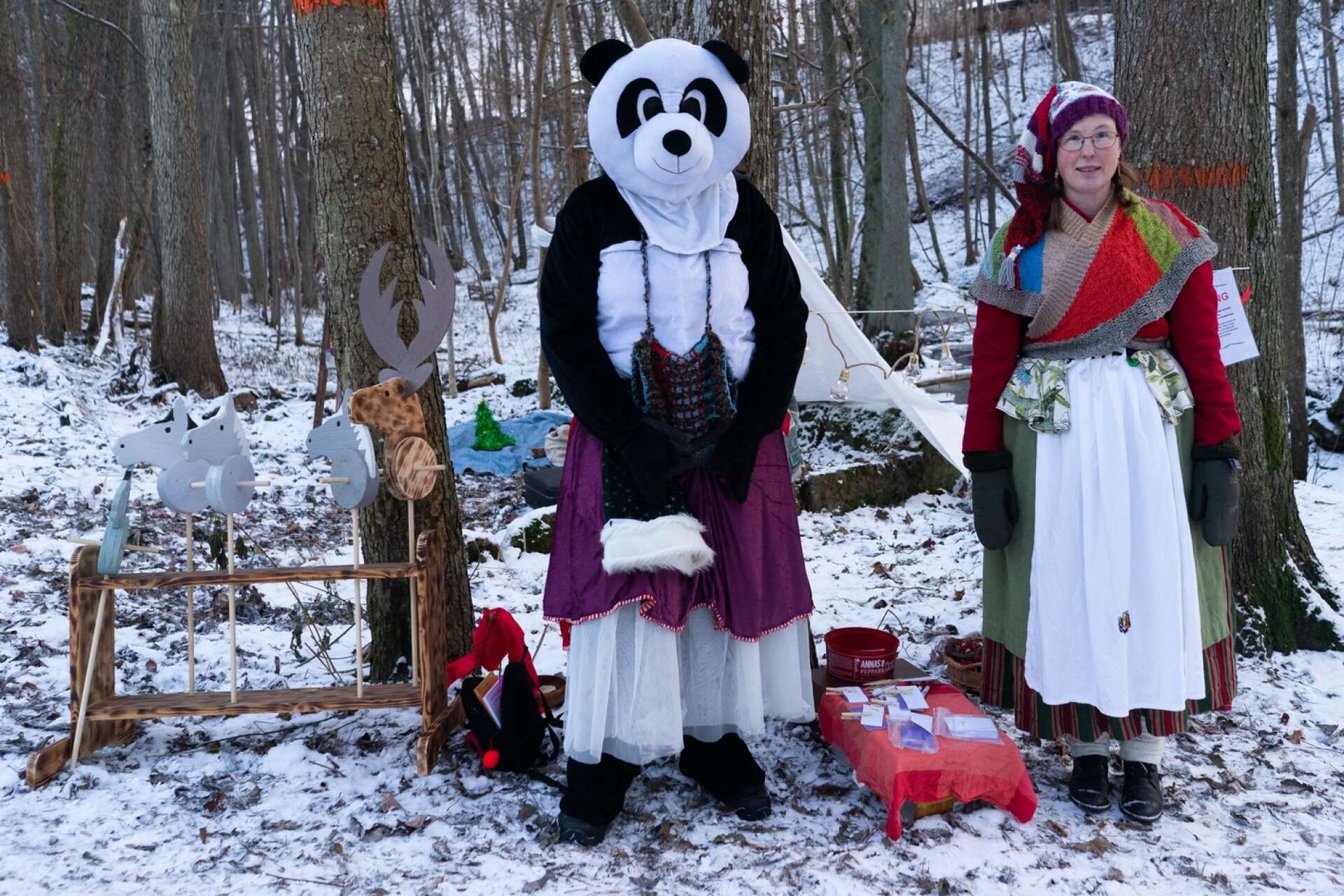 Cecilia Forsberg instruerade tomtejakten och pandan delade ut klappar.
