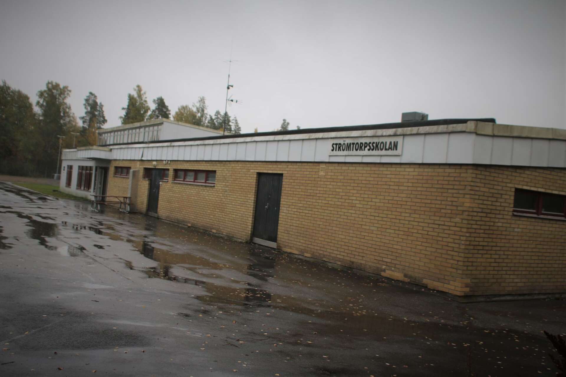 Efter att Degerfors kommun ändrat sig i frågan om skolan i Örebro fick föräldrarna besked om att Elliots skolgång skulle bli på Strömtorpsskolan.