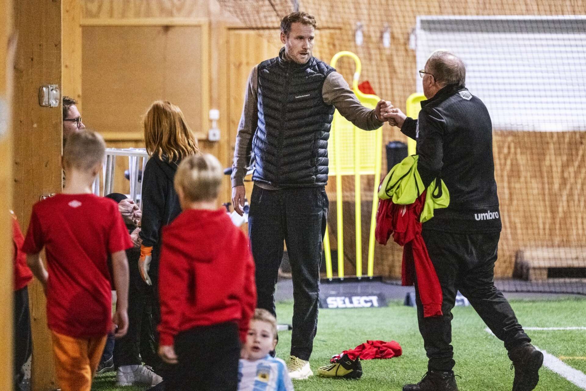 Ola Toivonen hälsar på Degerfors lagledare ”Stisse” Ekman under en träning för drygt två veckor sedan.