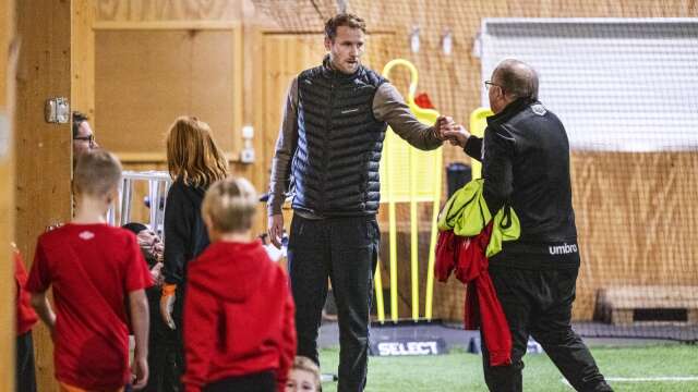 Ola Toivonen hälsar på Degerfors lagledare ”Stisse” Ekman under en träning för drygt två veckor sedan.