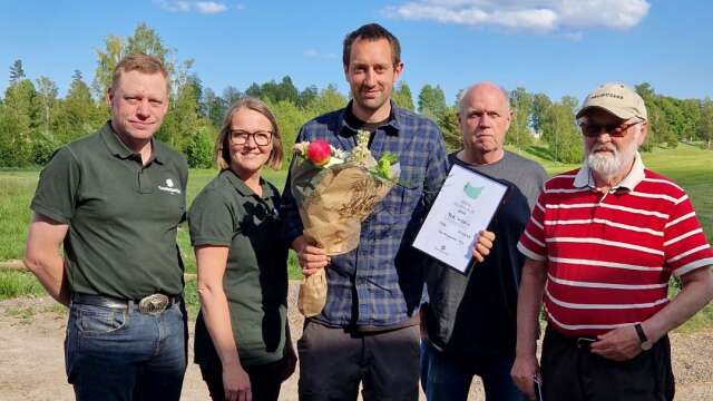 Centerns Simon Ivarsson, Klara de Boer, Per-Erik Sondell och Martin Tjernberg överlämnar miljöpriset till Per Hidén på Nygården i Hjo för satsningen BioHjogas AB. 