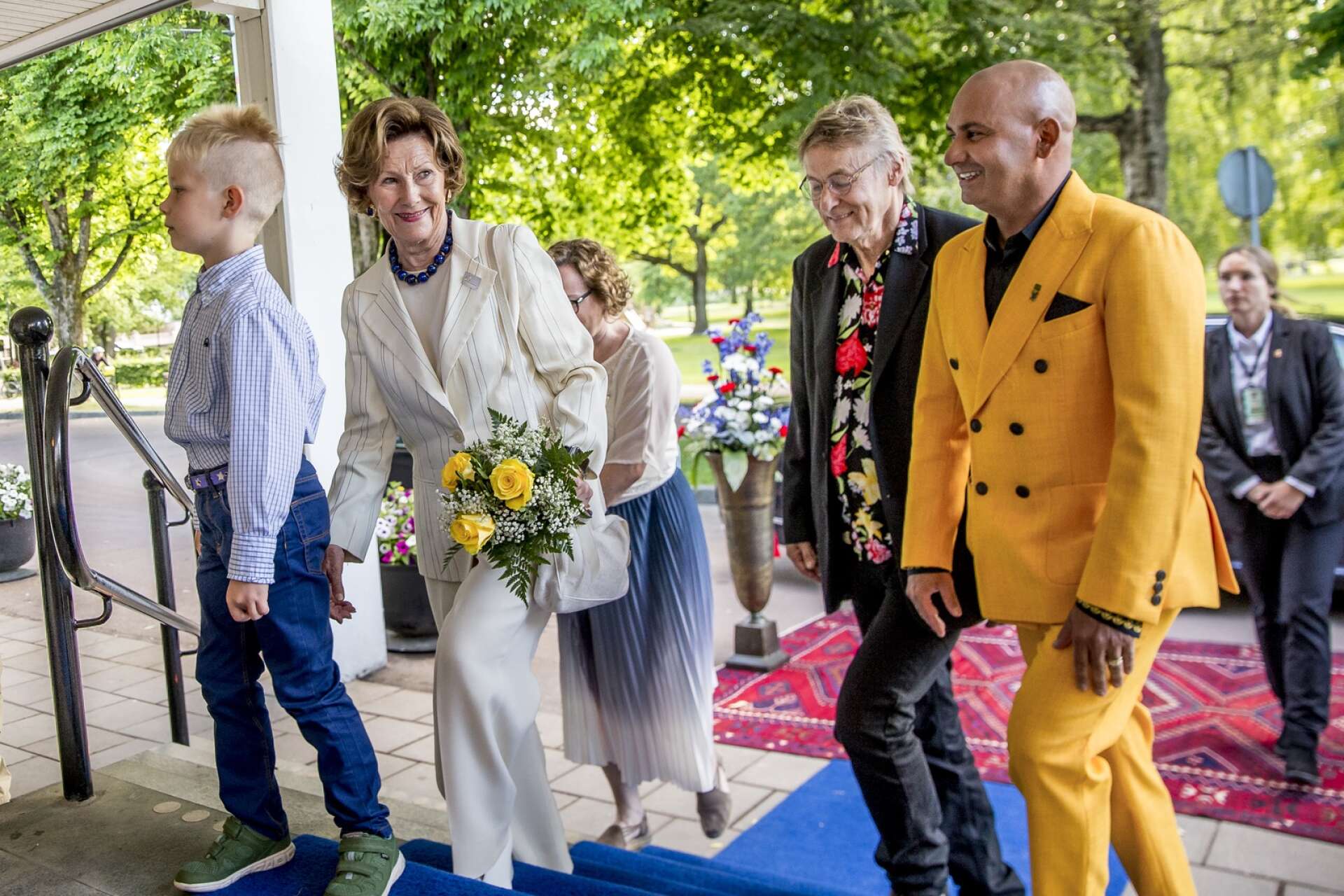 H.M Drottning Sonja av Norge anländer till torsdagens vernissage på Lerinmuseet i Karlstad.