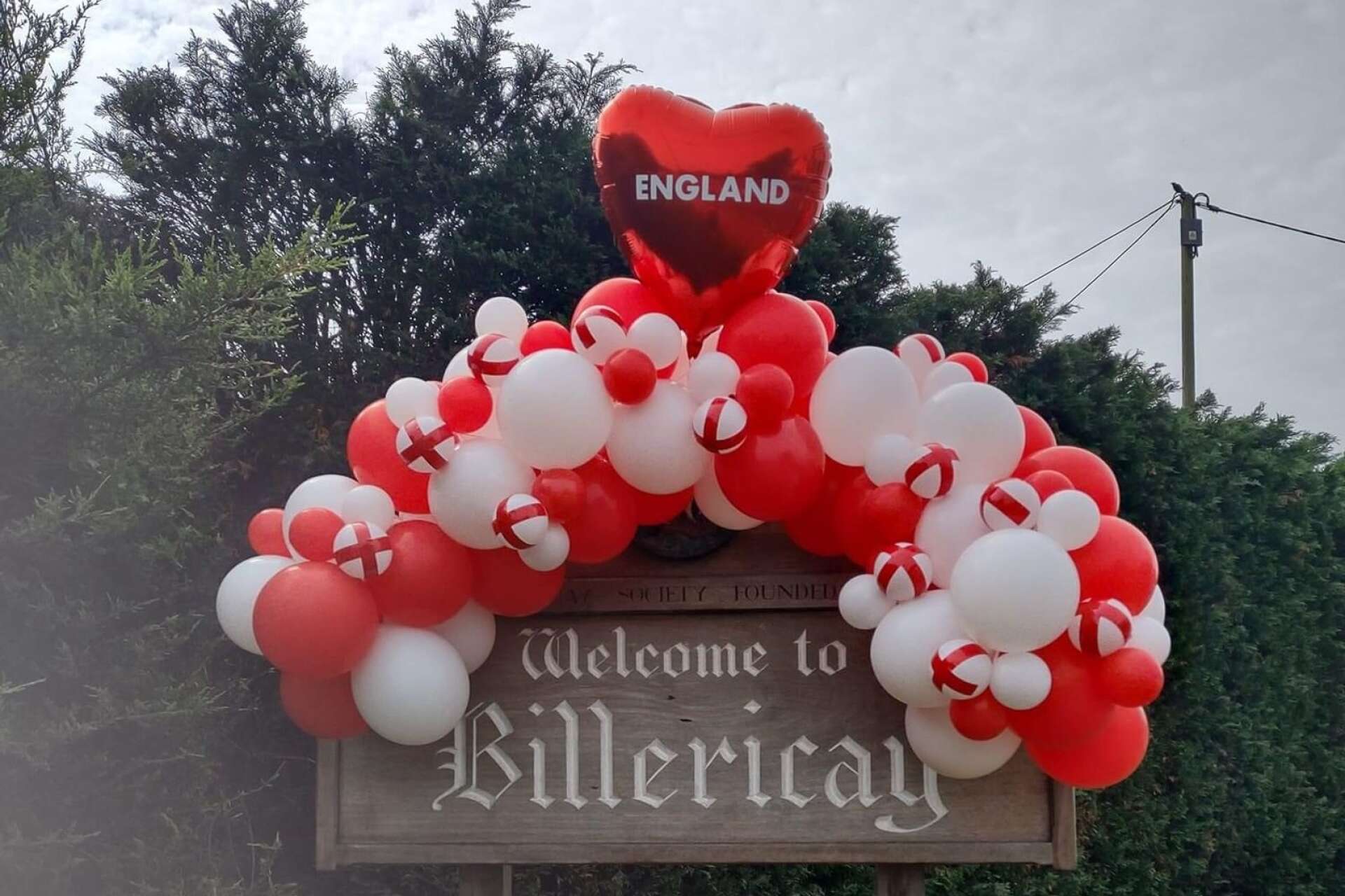 Hela Billericay och England tlever efter devisen ”football is coming home”.