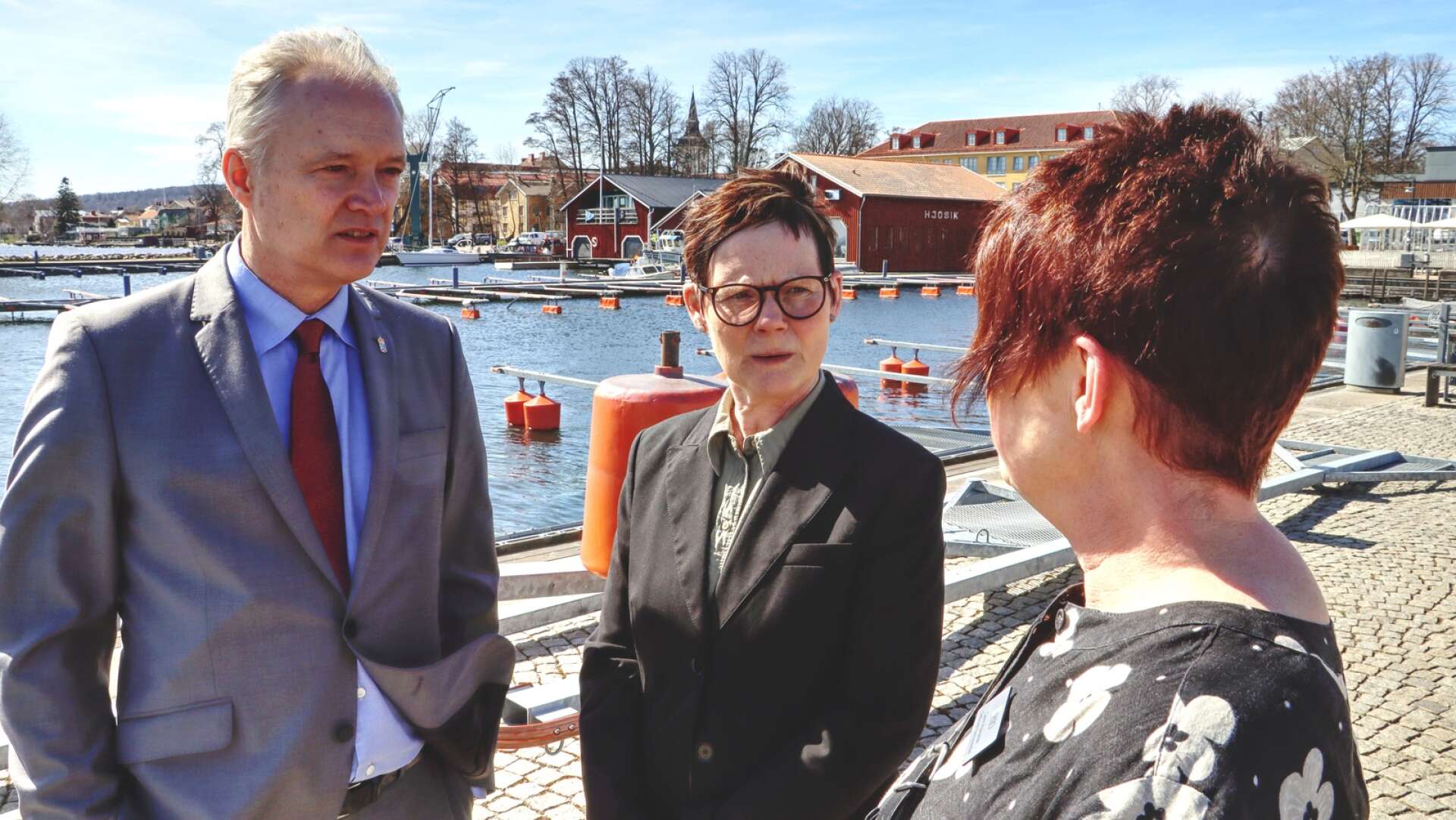 Nya landshövdingen Sten Tolgfors i ”hamnsamtal” med kommundirektör Eva Ulfenbog och kommunstyrelsens ordförande Catrin Hulmarker (M)