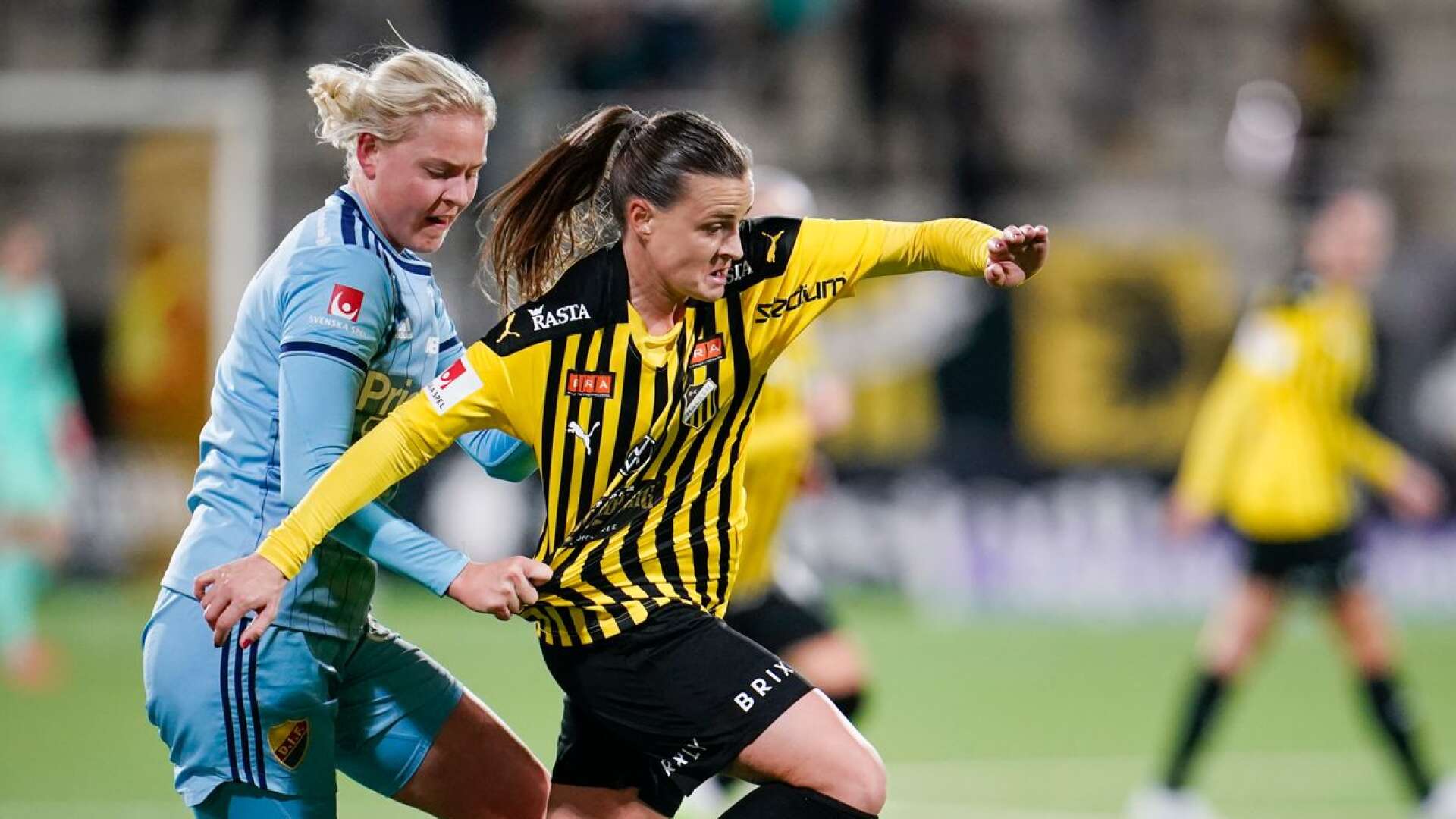 Djurgårdens Ellen Andersson (till vänster) debuterade förra säsongen i allsvenskan och nu är backen klar på ett lån till Mallbacken.